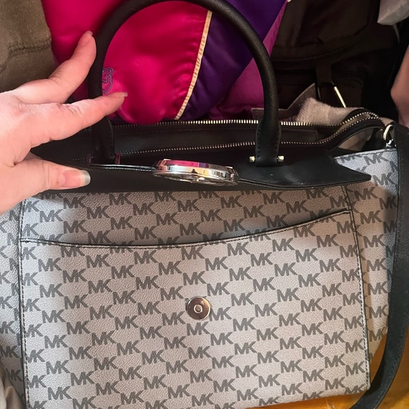 Michael Kors Black Jet Set Leather Large Convertible Purse W/ Large Flap Pocket - Picture 4 of 4